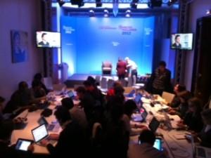 Live Tweet au QG de François Hollande. Nicolas Sarkozy annonce sa candidature.