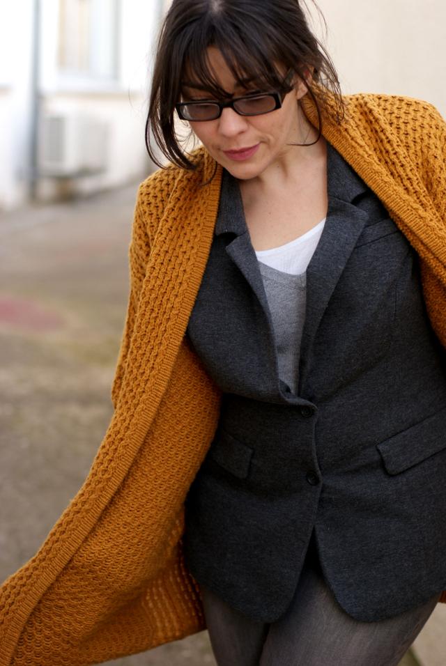 Un gilet les cheveux au vent