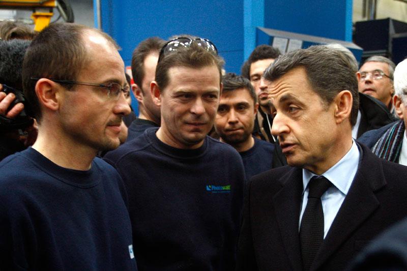 Candidat ? Nicolas Sarkozy a effectué mardi sans doute son dernier déplacement avant l'officialisation de sa candidature à l’élection présidentielle, visitant l'usine de fabrication de panneaux voltaïques Photowatt, en Isère, dont il a annoncé la reprise par EDF. Le chef de l'Etat devrait se déclarer mercredi. Avec une centaine de journalistes accrédités, soit le double d'un déplacement habituel, la visite de Nicolas Sarkozy s'est déroulée dans une cohue médiatique. Plusieurs sources proches de l'UMP ont, en effet, annoncé la participation du chef de l'Etat à un journal de 20h mercredi soir pour officialiser sa candidature, qui ne fait plus de doutes. 