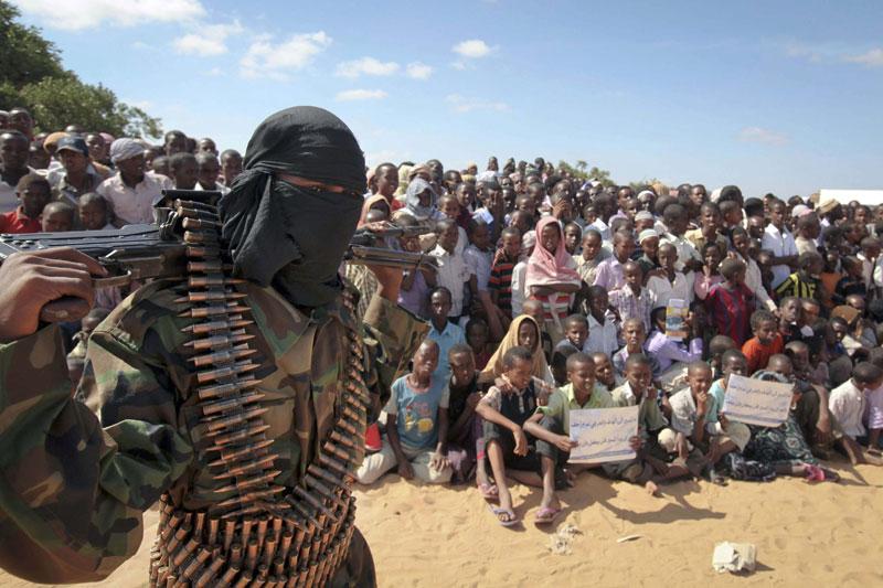 L’alliance. Cet homme, le visage dissimulé et armé, est membre du groupe militant somalien Al-Shabab. Il participe ici, avec des dizaines d’autres, à un rassemblement dans la banlieue de Mogadiscio, en Somalie, pour faire une annonce particulière à la foule : celle de leur intégration à Al-Qaïda. Car, il y a une semaine, le chef d'Al-Qaïda, Ayman al-Zawahri, a rendu public le communiqué selon lequel, le groupe somalien Al-Shabab venait de rallier ses rangs. 