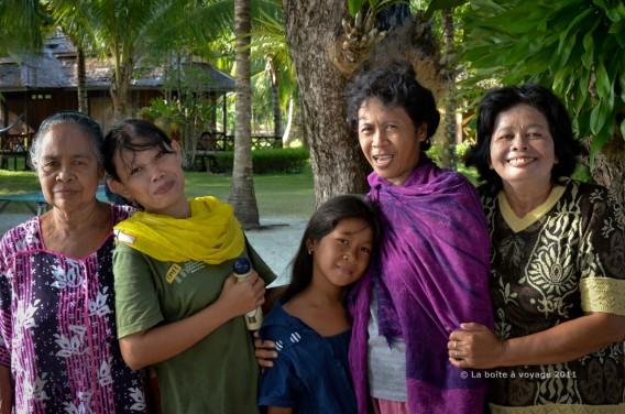 Les femmes de Fadhila Cottages (Tomken, îles Togian, Sulawesi Centre, Indonésie)