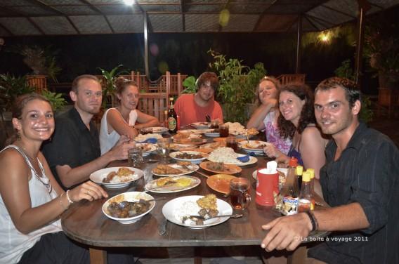 Délicieux repas à Fadhila, avec une majorité de Français. De gauche à droite : Lucile, Eric, Silvia et Yuri (Suisses Allemands), Jean-François, Leslie et Raphaël (Tomken, îles Togian, Sulawesi Centre, Indonésie)