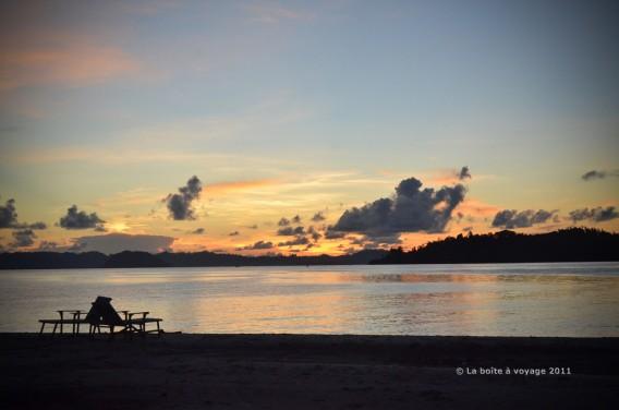 Debout à 5h du matin pour quitter les Togian. On en profite pour admirer le lever de soleil (Tomken, îles Togian, Sulawesi Centre, Indonésie)
