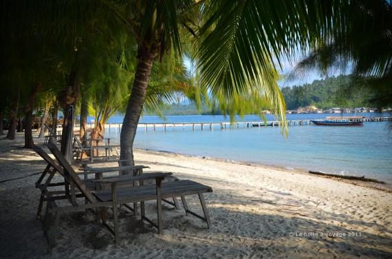 Notre petite plage à Fadhila Cottages et en face, le village de Katupat (Tomken, îles Togian, Sulawesi Centre, Indonésie)