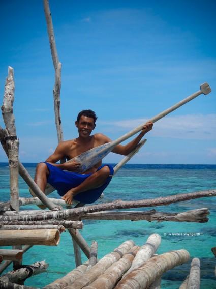 Saiful, notre guide de plongée, fredonne la chanson des Eagles (îles Togian, Sulawesi Centre, Indonésie)