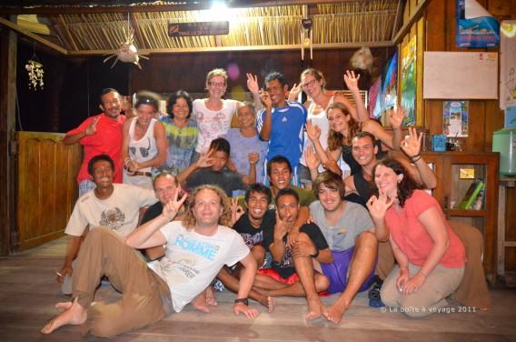 Photo de groupe pour notre dernière soirée à Fadhila (Tomken, îles Togian, Sulawesi Centre, Indonésie)