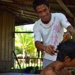 Upil, responsable du matériel au divecenter, est aussi le coiffeur de Fadhila (Tomken, îles Togian, Sulawesi Centre, Indonésie)
