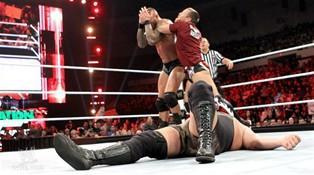 Daniel Bryan utilise sa ceinture de Champion du Monde Poids Lourds pour frapper Randy Orton à la tête lui causant une commotion cérébrale