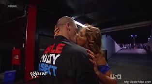 Alors qu'il vient de la sauver d'une attaque de Kane, Eve embrasse John Cena