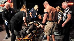 Lors d'une attaque particulièrement vicieuse Kane envoie Zack Ryder à l'hôpital