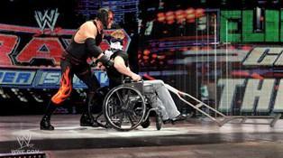 Alors qu'il était venu s'expliquer avec John Cena, zack ryder est attaqué par Kane