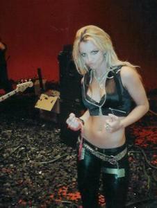 426313 274562285950111 137110059695335 742834 363719996 n 226x300 Nouvelle photo de Britney sur le tournage du clip I Love RocknRoll