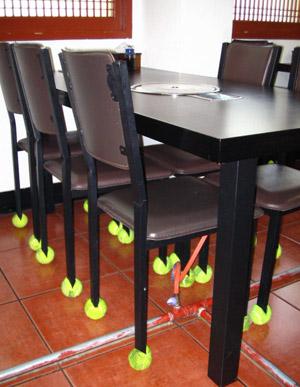 Des balles de tennis pour protéger vos sols ?