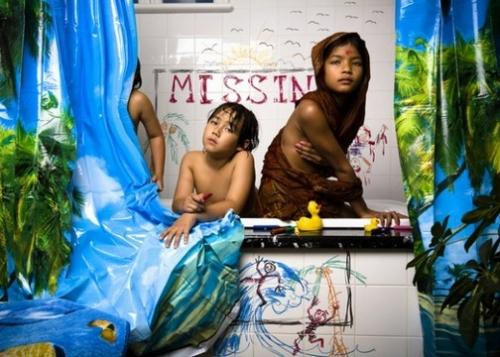 jonathan hobin,l'actualité choc reconstituée par les enfants,les prisonniers d'habou ghraib,la mort de lady di,le tsunami en asie,le shaker de cyril,photographe, canadien