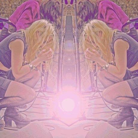 Austra: None of Dem (Robyn Cover) - Stream
En tournée en...