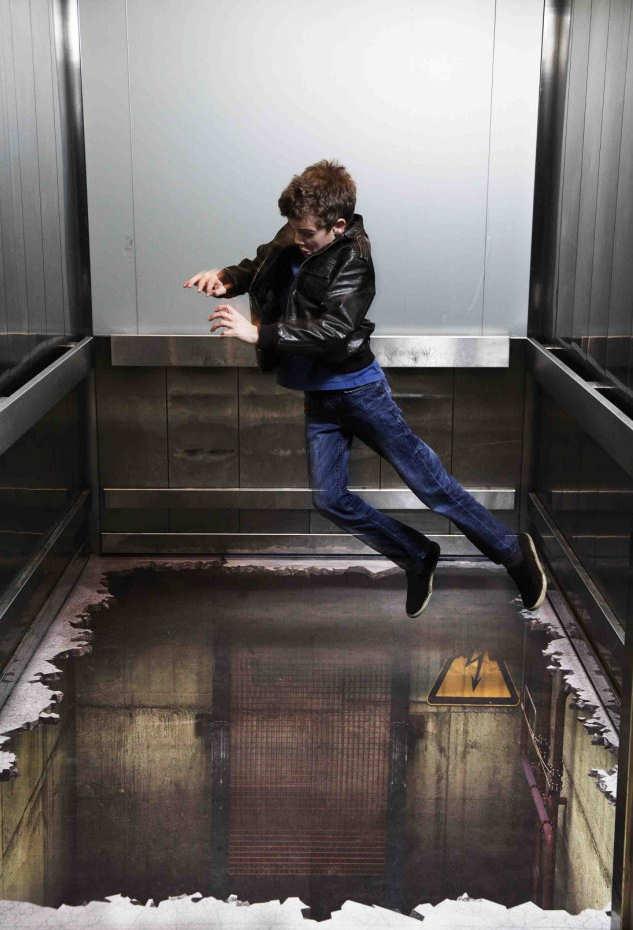 Un faux sol dans un ascenseur pour une attraction