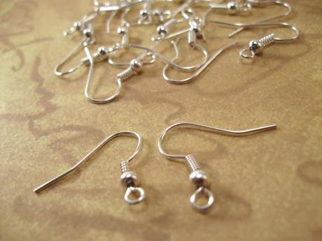 Des crochets pour boucle d'oreille de couleur argent, des tiges à tête argenté et des coupelles pour perles