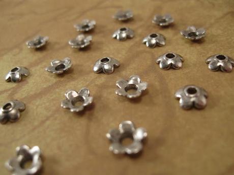 Des crochets pour boucle d'oreille de couleur argent, des tiges à tête argenté et des coupelles pour perles