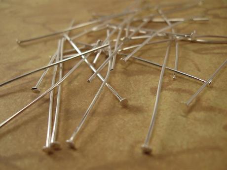 Des crochets pour boucle d'oreille de couleur argent, des tiges à tête argenté et des coupelles pour perles