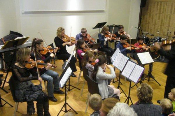 Dimanche matin en musique à la médiathèque l'Odyssée de lomme : l'orchestre de cordes nous offre un voyage dans l'espace et le temps, qui commence par des airs du folklore américain (mais Lomme et les Weppes ne sont-elles pas déjà le Far West de Lille ,) et de Rameau, au temps 