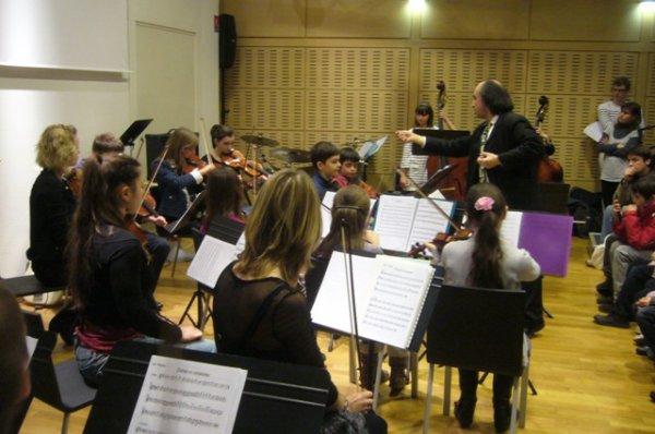 Dimanche matin en musique à la médiathèque l'Odyssée de lomme : l'orchestre de cordes nous offre un voyage dans l'espace et le temps, qui commence par des airs du folklore américain (mais Lomme et les Weppes ne sont-elles pas déjà le Far West de Lille ,) et de Rameau, au temps 