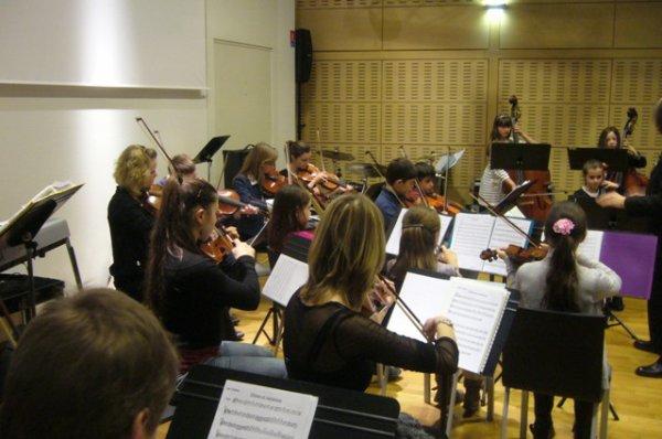 Dimanche matin en musique à la médiathèque l'Odyssée de lomme : l'orchestre de cordes nous offre un voyage dans l'espace et le temps, qui commence par des airs du folklore américain (mais Lomme et les Weppes ne sont-elles pas déjà le Far West de Lille ,) et de Rameau, au temps 
