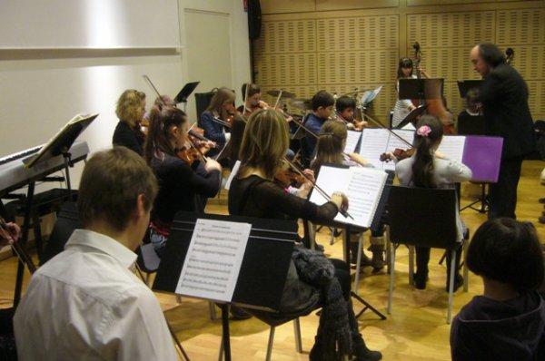 Dimanche matin en musique à la médiathèque l'Odyssée de lomme : l'orchestre de cordes nous offre un voyage dans l'espace et le temps, qui commence par des airs du folklore américain (mais Lomme et les Weppes ne sont-elles pas déjà le Far West de Lille ,) et de Rameau, au temps 