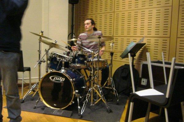 Un bon dimanche matin en musique à la médiathèque l'Odyssée de Lomme se termine souvent par un air de jazz : ici c'est le combo du professeur de jazz Jacinto Carbajal qui s'y colle