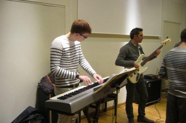 Un bon dimanche matin en musique à la médiathèque l'Odyssée de Lomme se termine souvent par un air de jazz : ici c'est le combo du professeur de jazz Jacinto Carbajal qui s'y colle