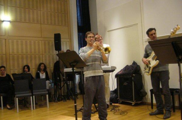 Un bon dimanche matin en musique à la médiathèque l'Odyssée de Lomme se termine souvent par un air de jazz : ici c'est le combo du professeur de jazz Jacinto Carbajal qui s'y colle