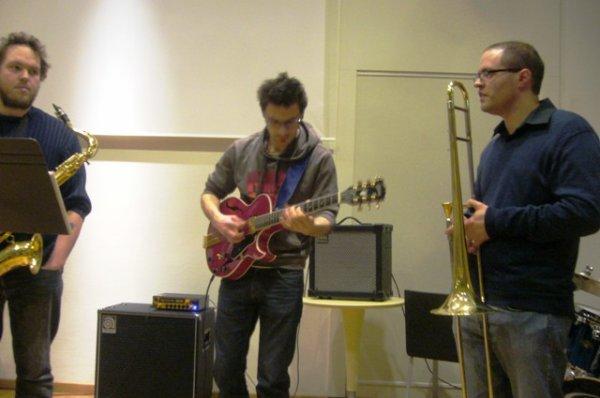 Un bon dimanche matin en musique à la médiathèque l'Odyssée de Lomme se termine souvent par un air de jazz : ici c'est le combo du professeur de jazz Jacinto Carbajal qui s'y colle