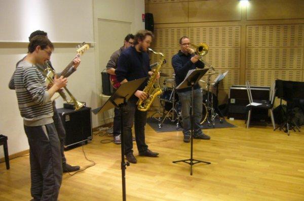 Un bon dimanche matin en musique à la médiathèque l'Odyssée de Lomme se termine souvent par un air de jazz : ici c'est le combo du professeur de jazz Jacinto Carbajal qui s'y colle