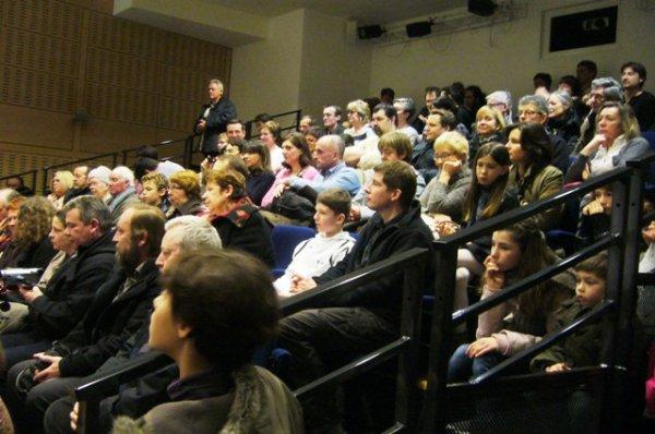 Dimanche matin en musique à la médiathèque l'Odyssée de Lomme : un public toujours plus nombreux, l'auditorium a fait salle comble, il a fallu pousser les murs !