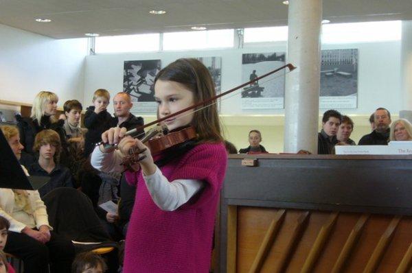 Dimanche matin en musique à la médiathèque l'Odyssée de Lomme avec les élèves de l'école municipale de musique de lomme : quand Emilie et Aëla sont au violon...