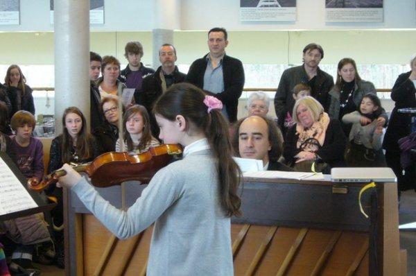 Dimanche matin en musique à la médiathèque l'Odyssée de Lomme avec les élèves de l'école municipale de musique de lomme : quand Emilie et Aëla sont au violon...