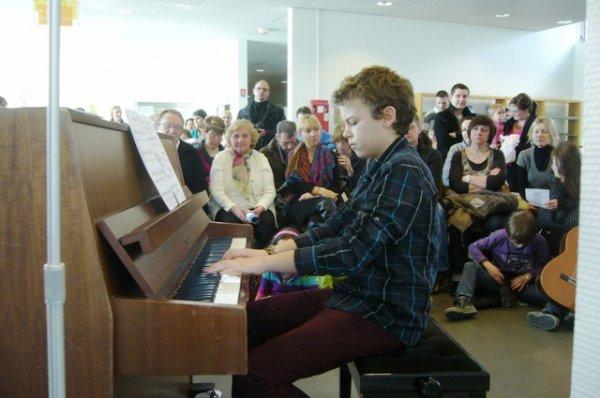 Dimanche matin en musique à la médiathèque de Lomme : ne tirez pas sur les pianistes, ils sont très bons !