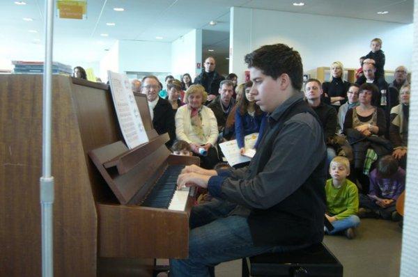 Dimanche matin en musique à la médiathèque de Lomme : ne tirez pas sur les pianistes, ils sont très bons !