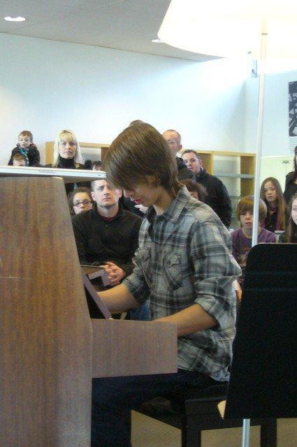 Dimanche matin en musique à la médiathèque de Lomme : ne tirez pas sur les pianistes, ils sont très bons !
