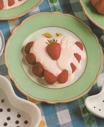 Coeurs à la crème et aux framboises et fraises des bois