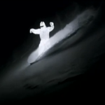 Il surfe la nuit : Images époustouflantes. Il surfe la nuit : Images époustouflantes.
