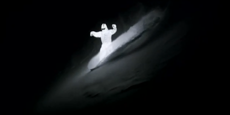 Il surfe la nuit : Images époustouflantes. Il surfe la nuit : Images époustouflantes.