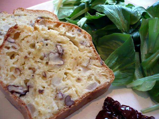 Cake roquefort, poire et noix | À Découvrir