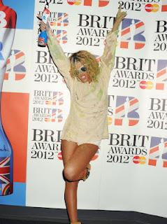 Brit Awards 2012 : la lionne Rihanna se prend pour Picasso