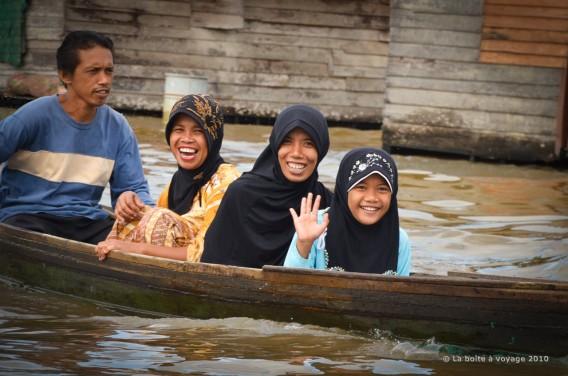 Comme très souvent en Indonésie, les gens sourient en saluant les rares touristes (Banjarmasin, Kalimantan Sud, Indonésie)