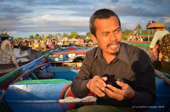 Notre adorable guide Mukani, une encyclopédie vivante, nous raconte les marchés flottants (Banjarmasin, Kalimantan Sud, Indonésie)