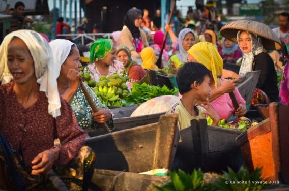 Entremêlement de barques au marché de Lok Baintan (Banjarmasin, Kalimantan Sud, Indonésie)