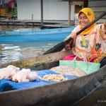 Vendeuse de poulets (Banjarmasin, Kalimantan Sud, Indonésie)