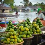Petites oranges vertes au marché de Lok Baintan (Banjarmasin, Kalimantan Sud, Indonésie)