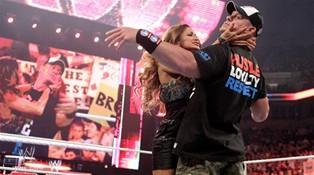 Eve ayant avoué s'être servi de Zack Ryder et de John Cena, elle fond en larmes