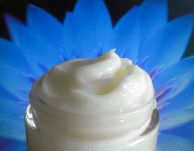 Crème réparatrice pour les mains au lotus bleu